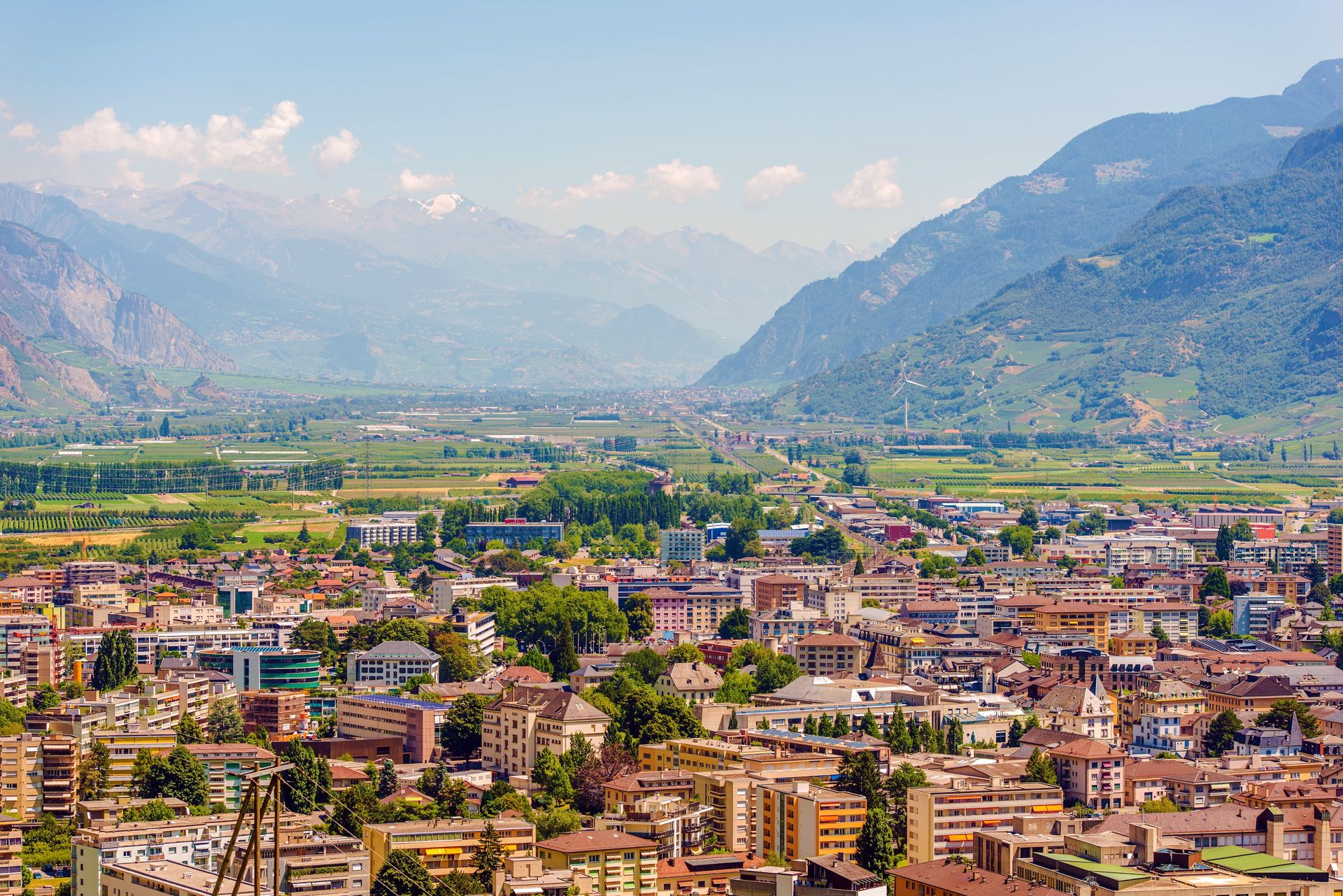 Vue aérienne de Martigny et de la vallée du Rhône